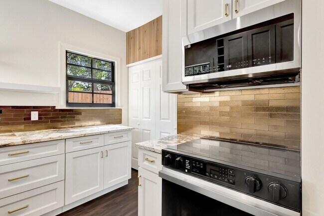 Building Photo - 828 35th St
