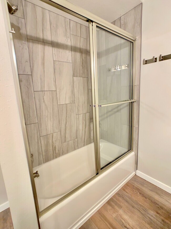 Building Photo - 207 E 4th St