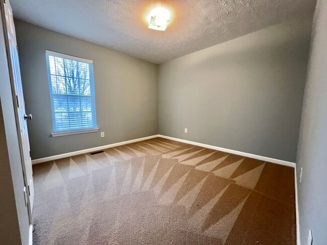 Building Photo - 3 Bedroom 2 Bathroom Home w/ Garage on One Level