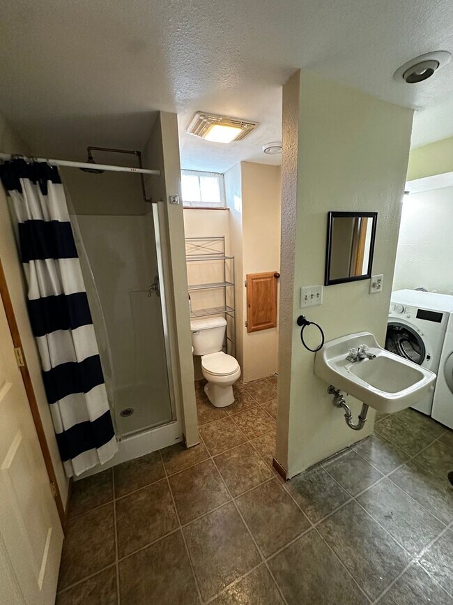 Building Photo - 3BR Single Family Home Available NOW on Eau Claire's Northside!