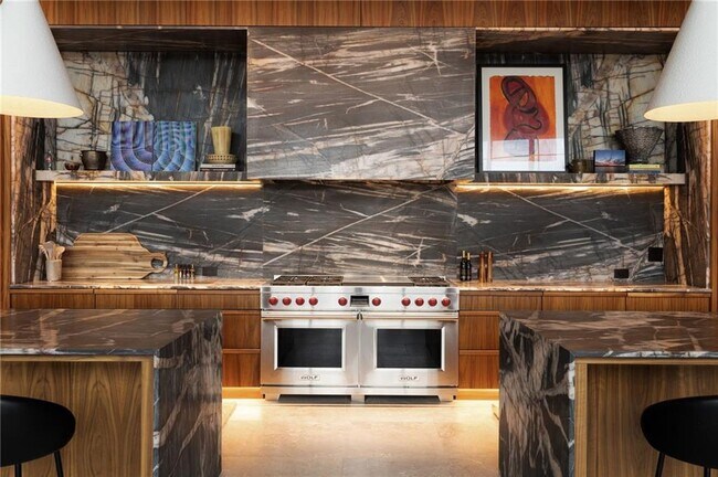 Building Photo - 725 Rocky Point Dr