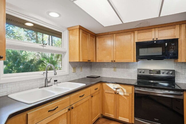 Building Photo - 815 Farm Quarter Rd