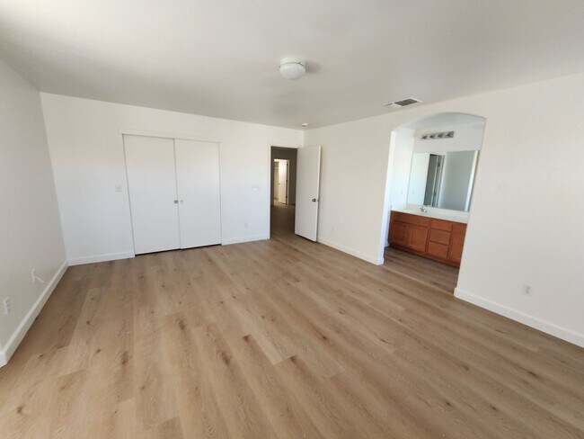 Building Photo - Beautiful 5 bed/4 bath home in Santa Nella!