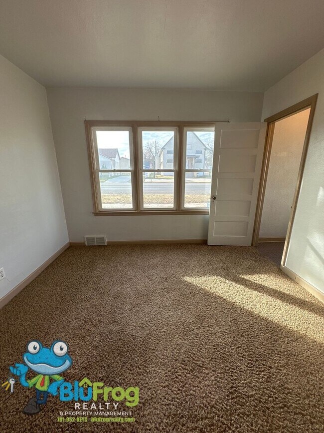 Building Photo - EZ - 402 Duplex