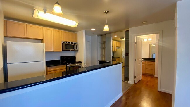 Building Photo - Luxury & Bright Top-floor in one of the sa...