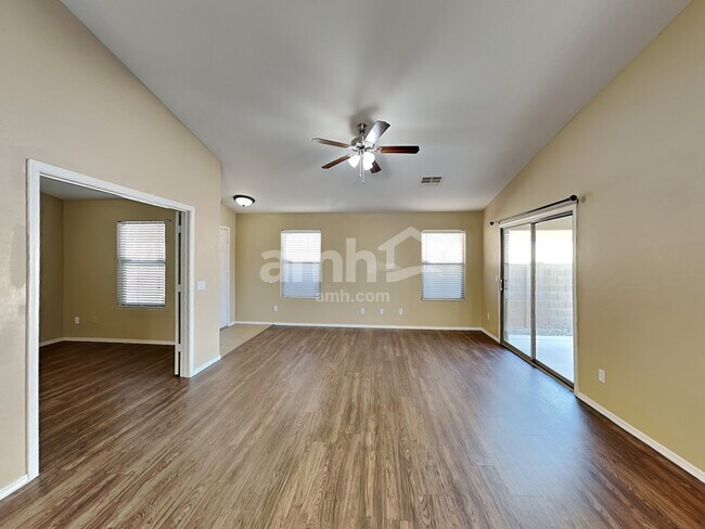 Building Photo - 1172 E Elm Rd