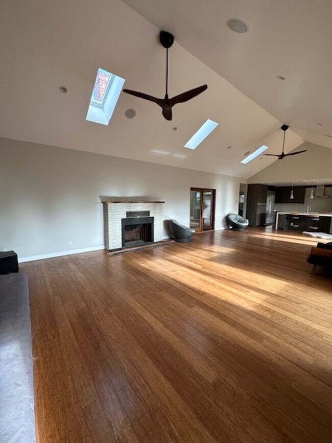 Building Photo - 402 S Clementine St