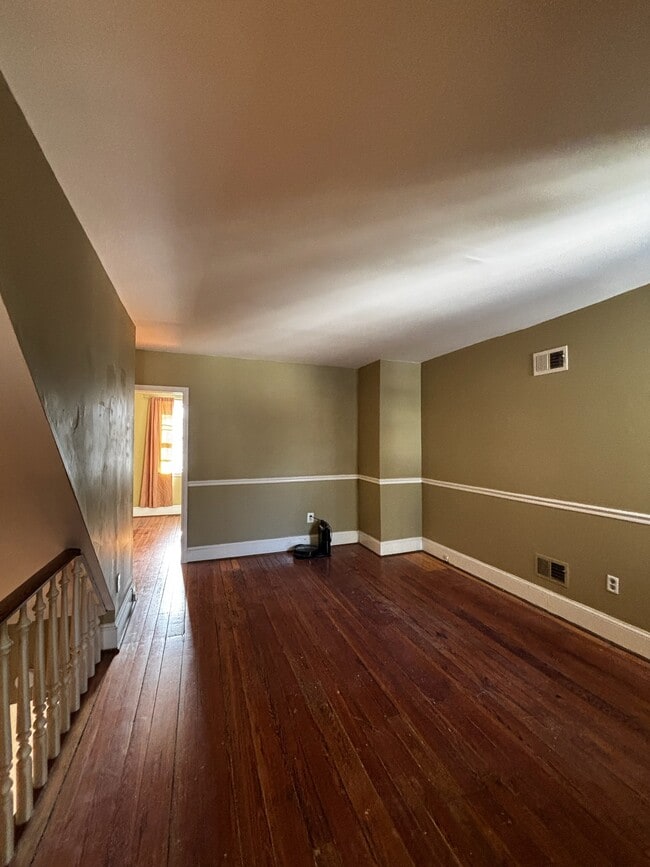 Building Photo - 807 W 10th St