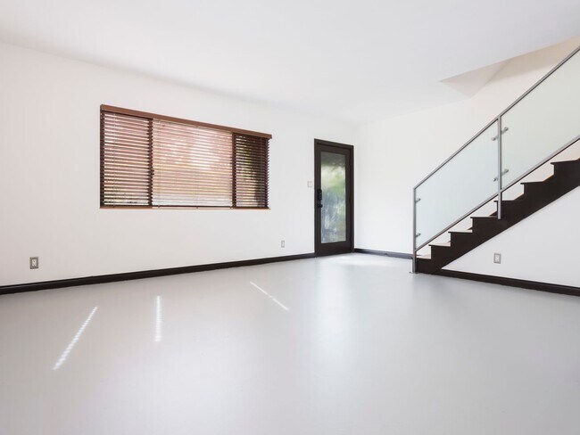 Building Photo - Private 3+2 Single Family Home on the Marina Del Rey/Mar Vista Border!!!