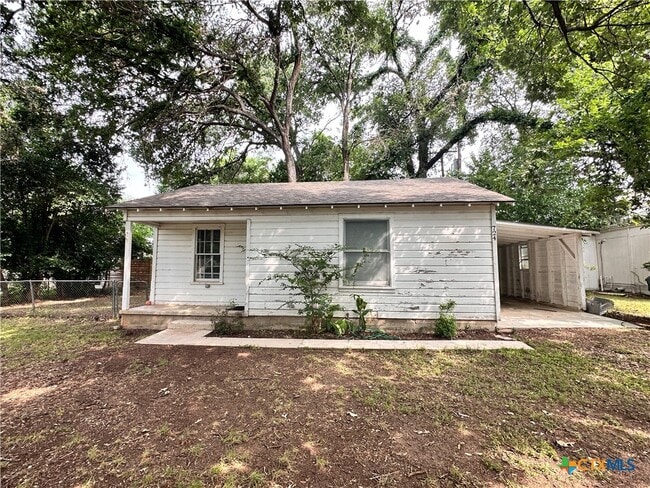 Building Photo - 724 W San Antonio St
