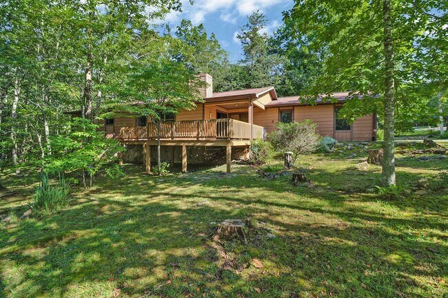 Building Photo - 3 bedroom / 2 bath on a private corner lot in Fairfield Glade