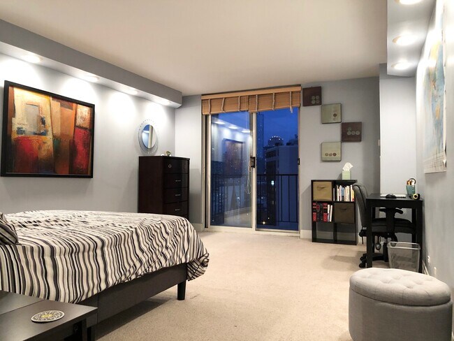 Building Photo - 1212 N La Salle Dr