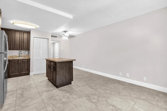 Building Photo - 559 NE 44th St