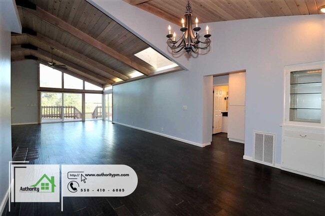 Building Photo - 875 Lakeview Dr