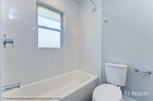 Building Photo - BEAUTIFUL LARGE 2B/2B W/IN-UNIT LAUNDRY......