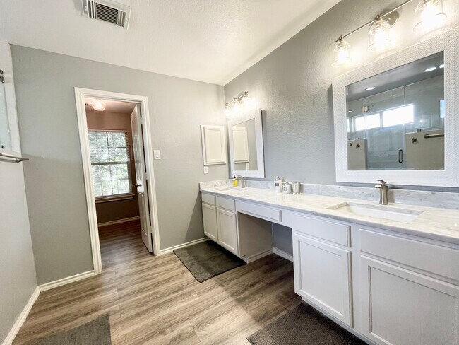 Upstairs Main Bathroom with double vanity and double showers - 11519 Brae Hill