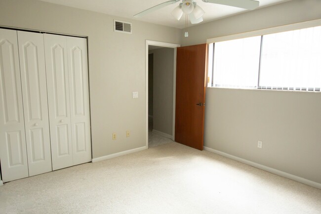 Building Photo - Charming 2B/2B Townhome with Loft in Prime...