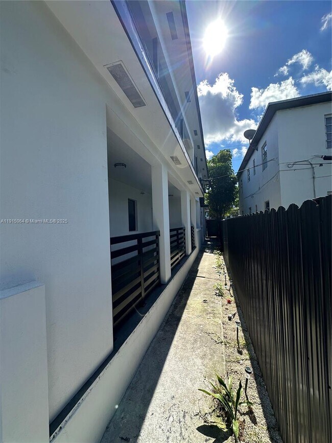 Building Photo - 638 SW 21st Ave