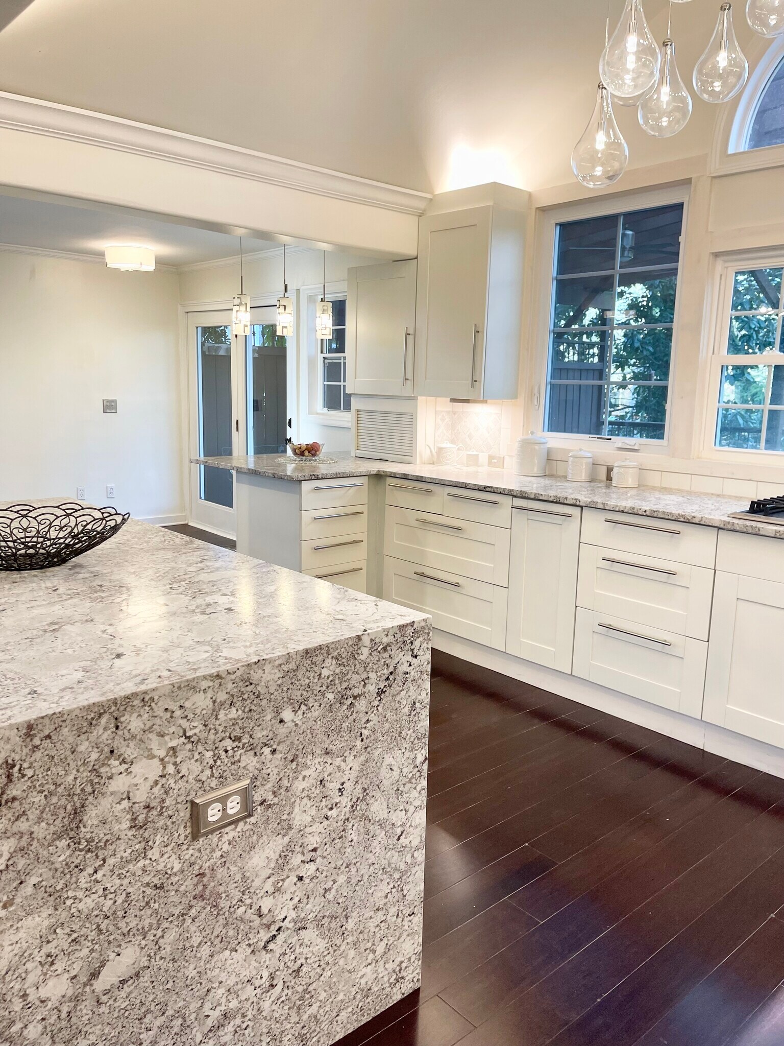 Building Photo - 915 Woodlawn Dr NE