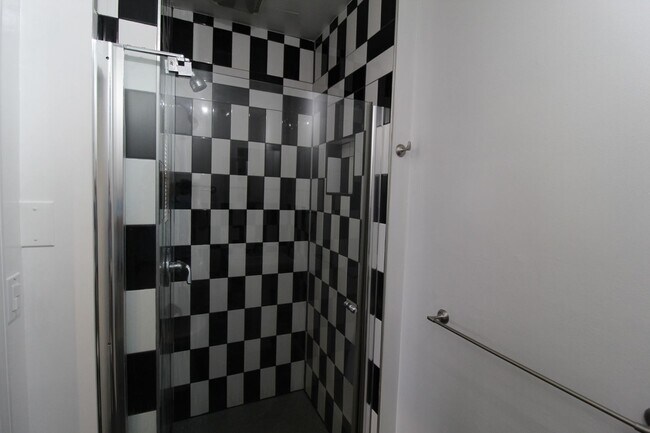 Building Photo - 1312 W 39th St