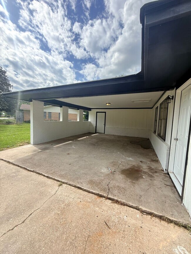 Building Photo - Newly Renovated Property - Family Home