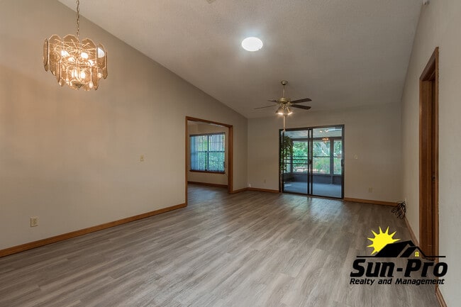 Building Photo - 1113 Oak Forest Cir