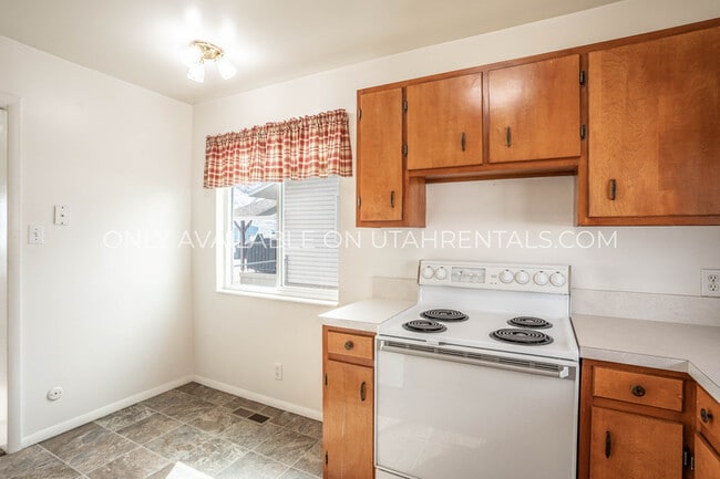 Building Photo - 742 E 200 N