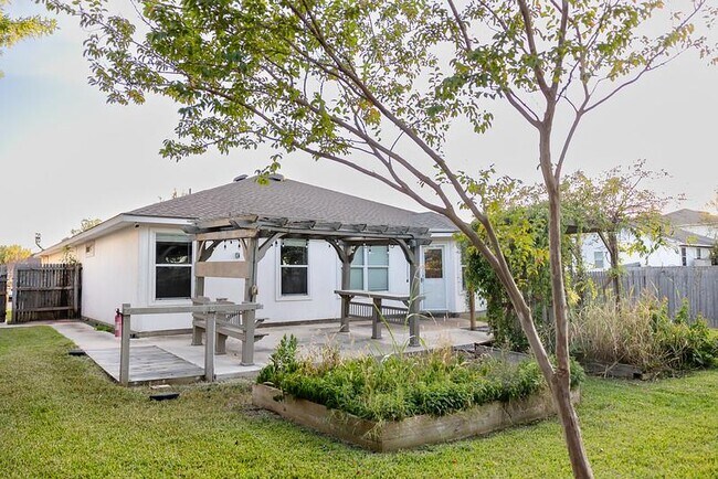 Building Photo - 210 Rinehardt St