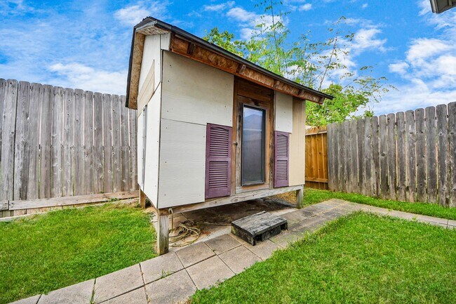 Building Photo - 13918 Goodridge Dr