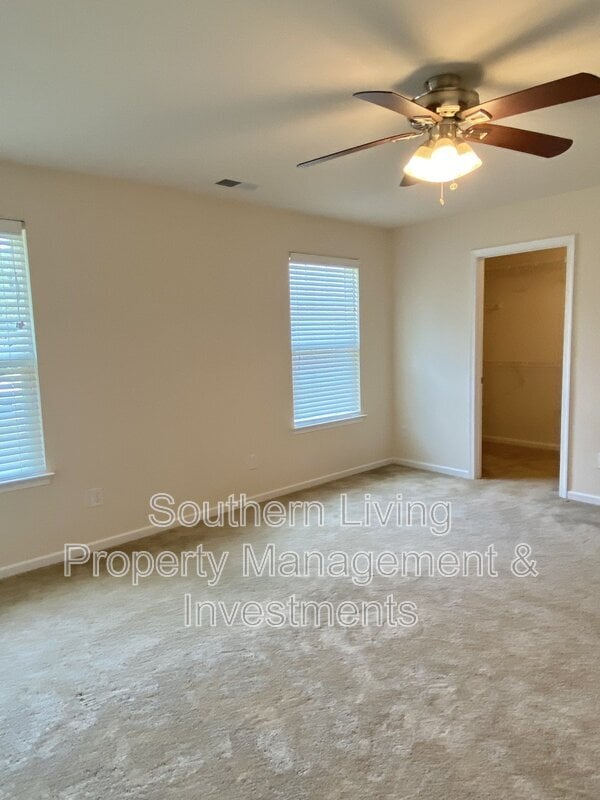 Building Photo - 2601 Silverthorn Dr