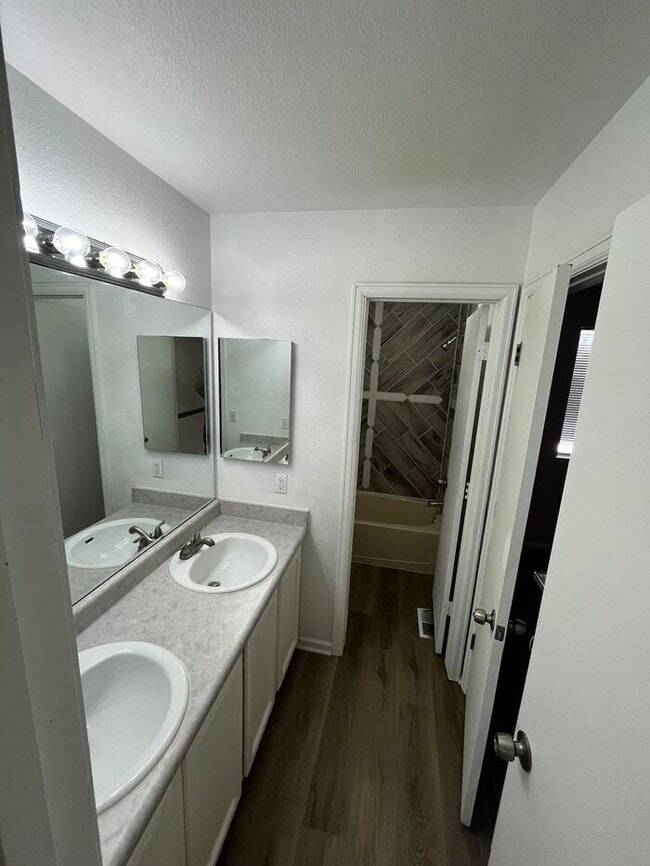 Building Photo - 3 Bedroom 2 1/2 Bathroom Home in Highlands Ranch