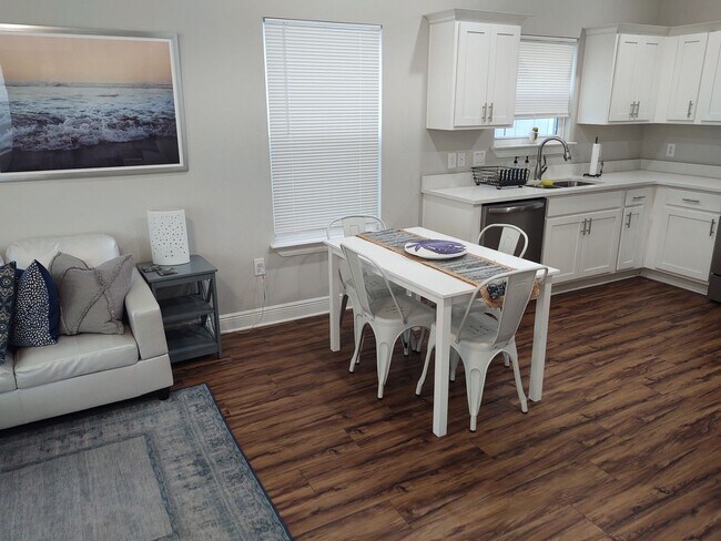 Building Photo - BEAUTIFUL Modern 3 Bedroom Home