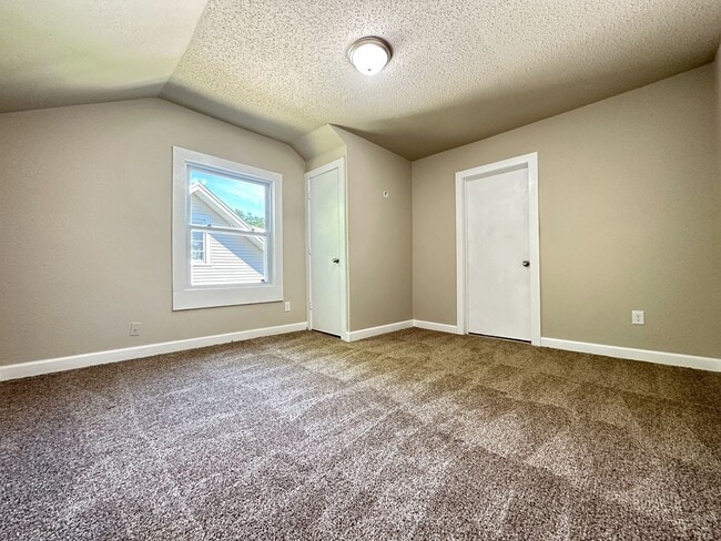 Building Photo - Updated 3 Bedroom 1,800 SQFT Home for Rent