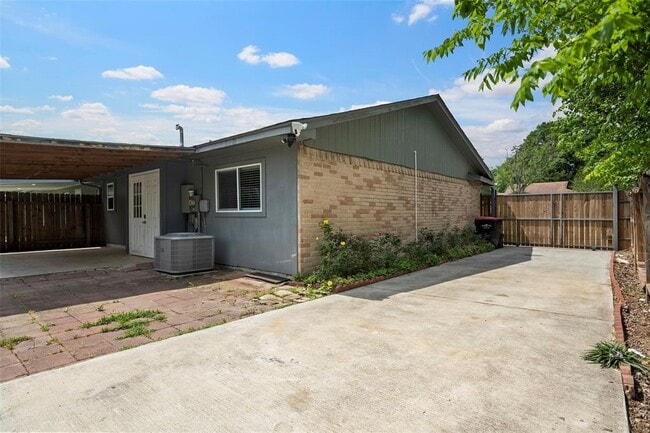 Building Photo - 12718 Summer Mill Dr