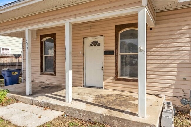 Building Photo - 913 S Hoff Ave