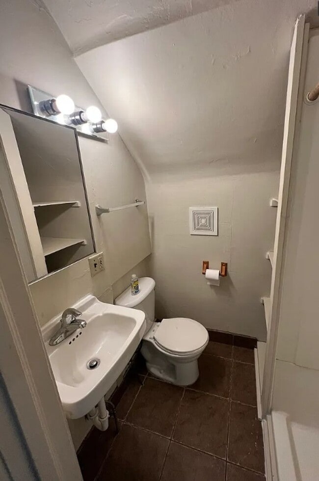 Building Photo - 1804 E 4th St