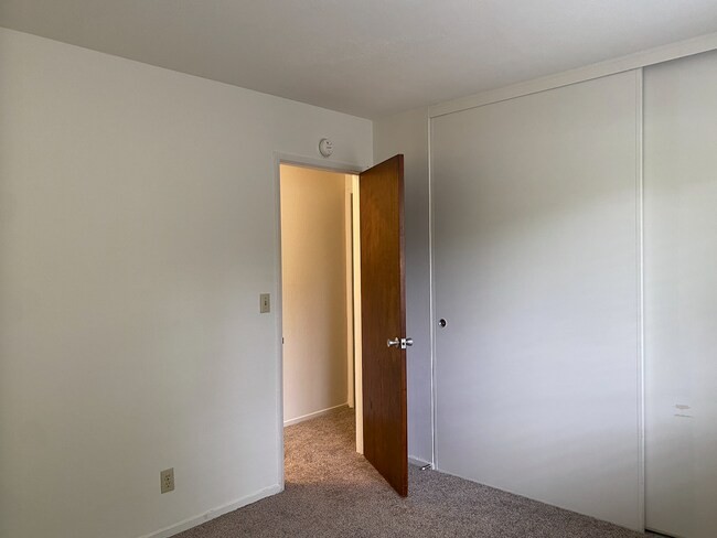 Building Photo - HUGE Charming 2BR/1BA Flat! Downtown! Laundry On-Site! Parking! -PROGRESSIVE