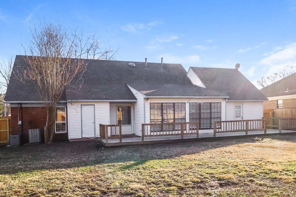 Building Photo - 6070 Halstead St