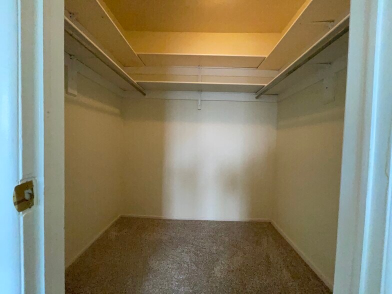 Walk in closet - 1590 Alta Dr