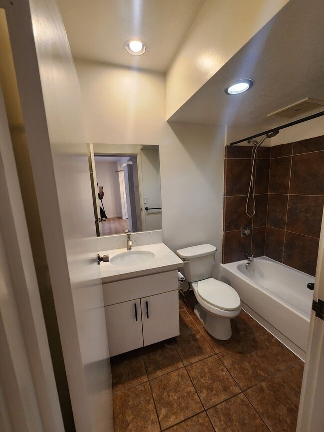 Building Photo - 2313