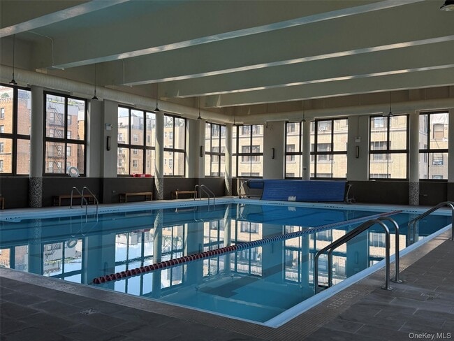 Building Photo - 275 W 96th St