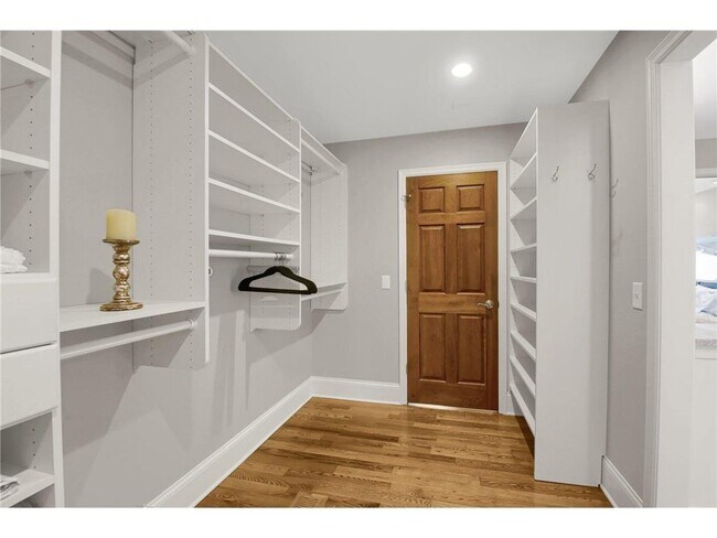 Building Photo - 3465 Deephaven Ave