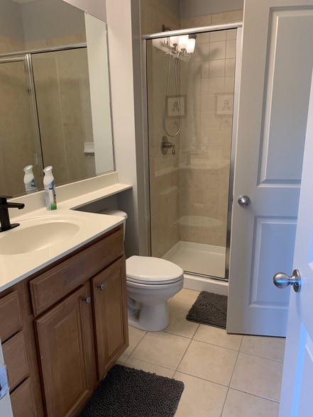 Guest Bath and shower - 2000 Belle Isle Ave