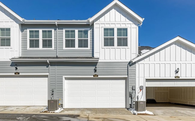 Building Photo - 2 Bedroom Townhome w/ Garage!