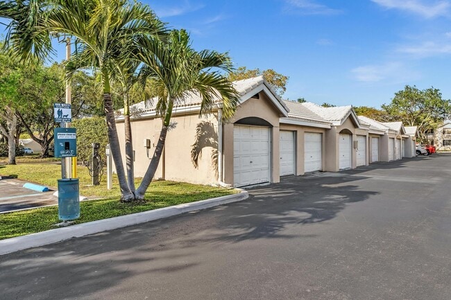 Building Photo - 2803 N Oakland Forest Dr