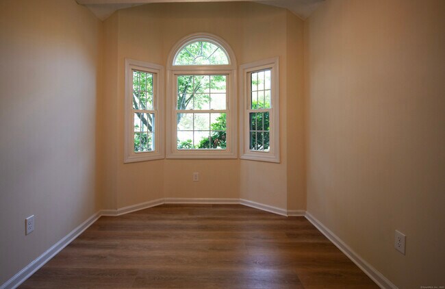 Building Photo - 378 Meridian St Ext