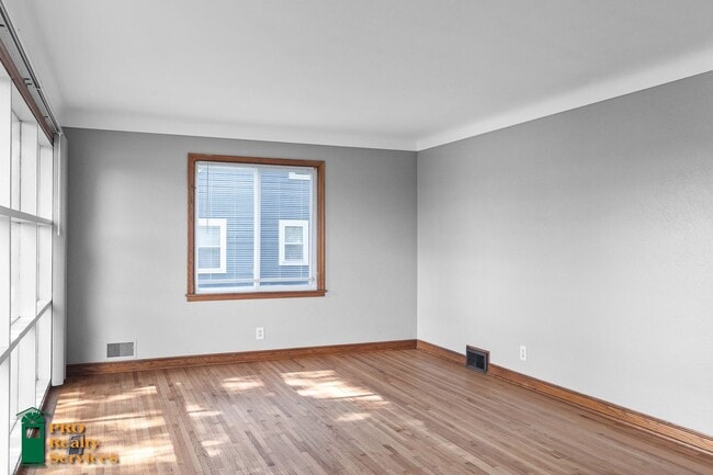 Building Photo - 2 Bedroom Home in Maplewood