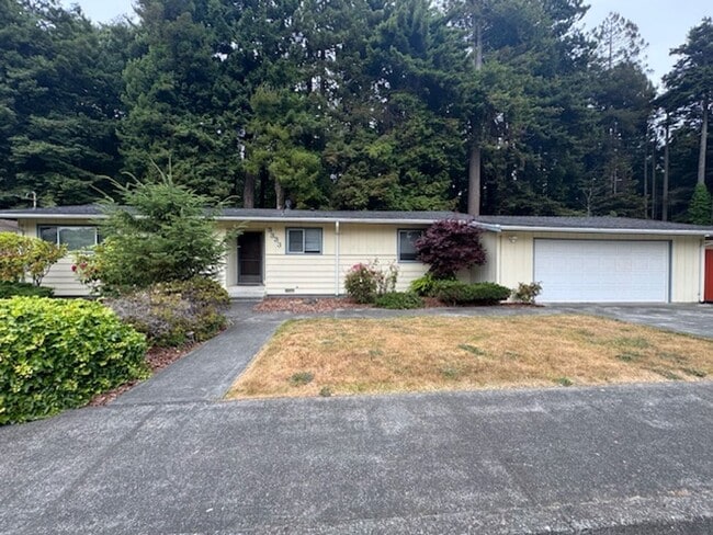 Building Photo - Well located, 4/2, Redwood views