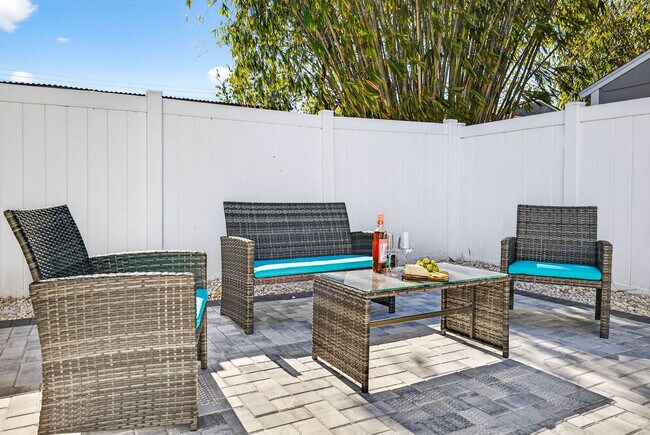 Building Photo - 310 W Warren Ave