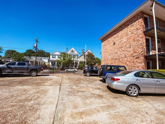 Building Photo - Great Corner Unit in University Area with Gated Parking